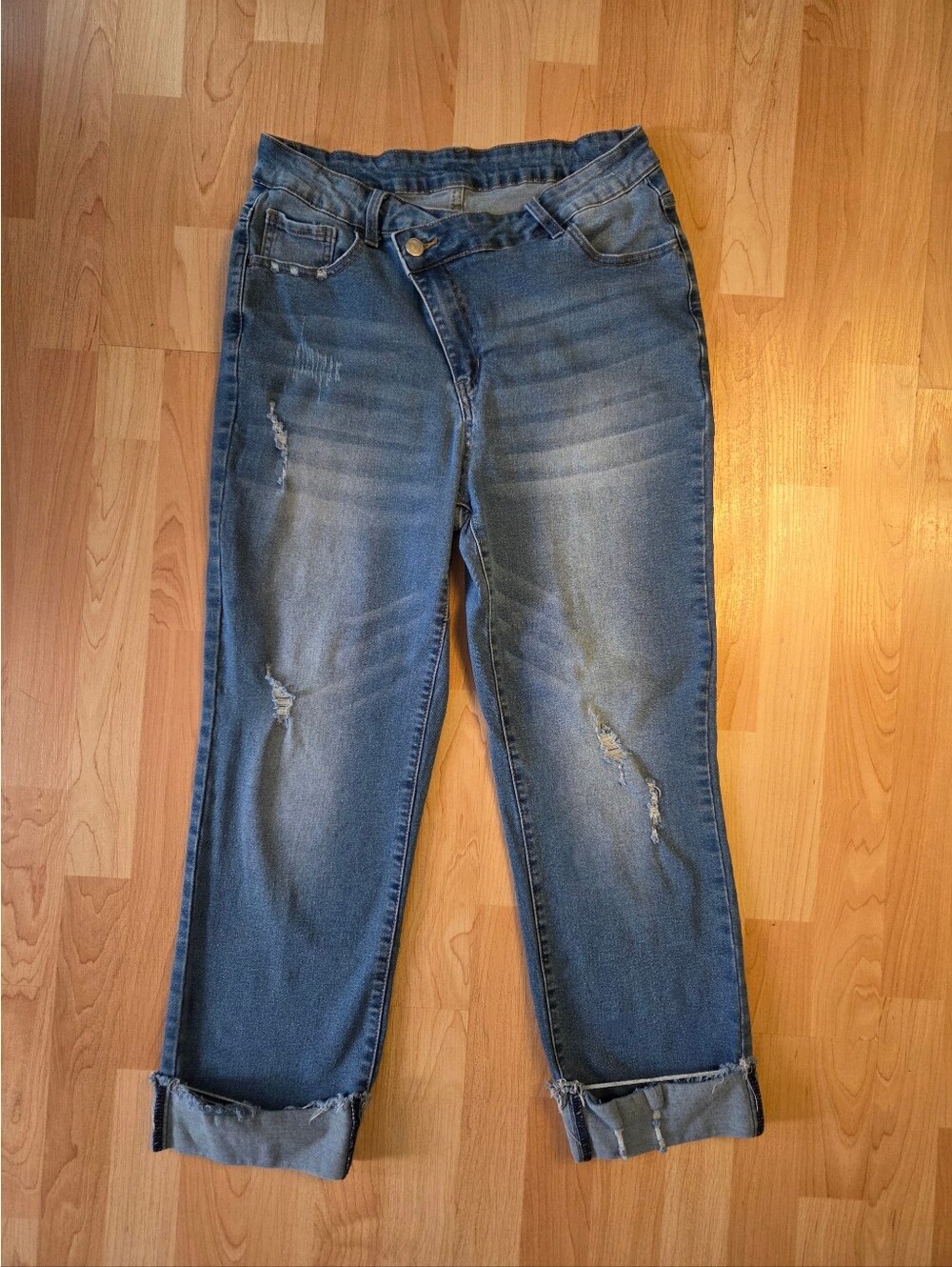 Asymmetrical waistband cropped jeans